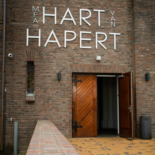 Extra ingang buitenkant kerk - MFA Hart van Hapert